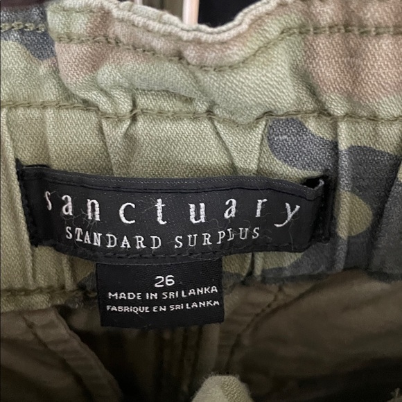 Sanctuary Green Camouflage Women's Cargo Shorts NwOT - Picture 3 of 6